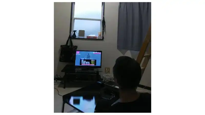 Kさんがリビングでくつろいでいる