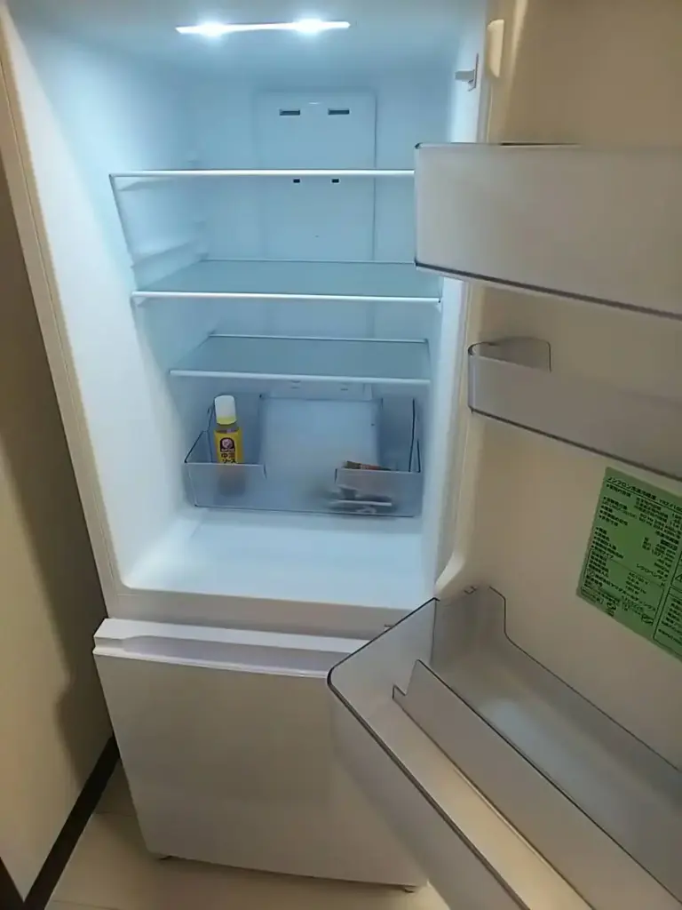 空の冷蔵庫
